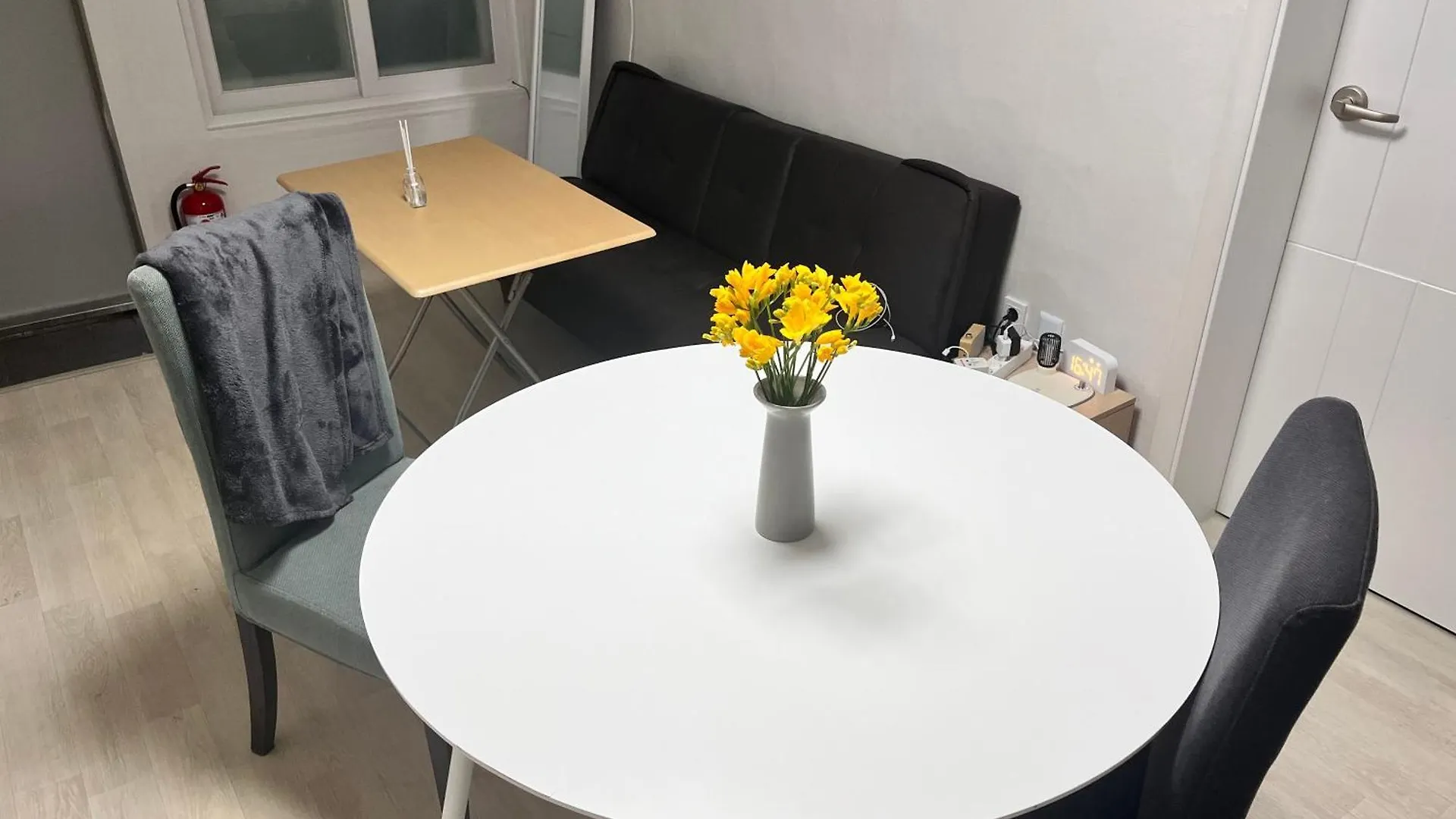 הוסטל סיאול Bueno Day - Near Hongdae & Historic Sites 0*,